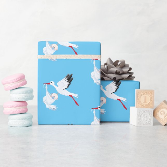 Storch und Baby auf Blue Geschenkpapier (Babyparty)