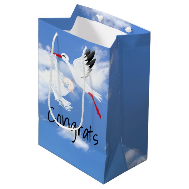 Storch und Baby Boy in Wolken Mittlere Geschenktüte (Vorderseite Schrägansicht)
