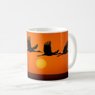 Störche im Flug bei Sonnenuntergang Kaffeetasse