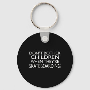 Störe Kinder nicht, wenn sie Skateboard fahren Schlüsselanhänger