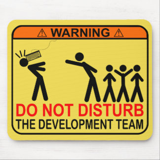 STÖREN SIE NICHT DAS ENTWICKLERTEAM MOUSEPAD