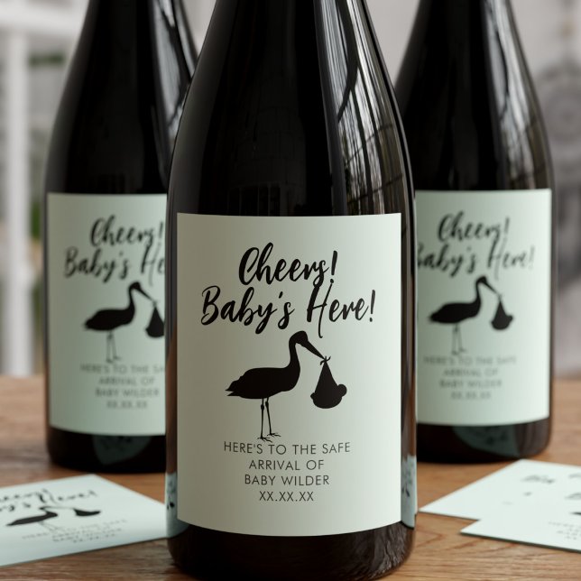 Stork und Baby Cheers Gender Neutral Sage Green Weinetikett (Cheers! Baby's Here! Celebrate your little one with these stork wine labels. Add your details!)