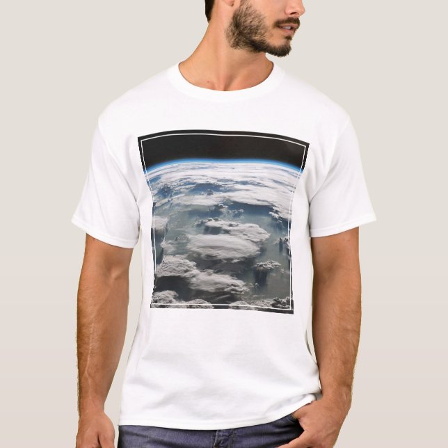 Stormy Sky über dem Amazonas T-Shirt (Vorderseite)