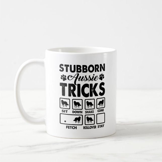 Störrischer australischer Schäfer betrügt Tasse (Links)