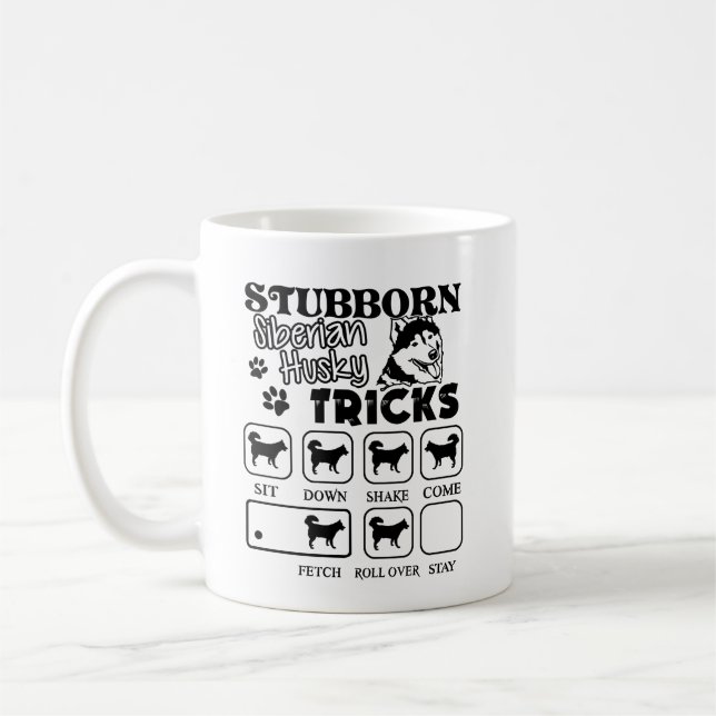 Störrischer sibirischer Schlittenhund betrügt Kaffeetasse (Links)