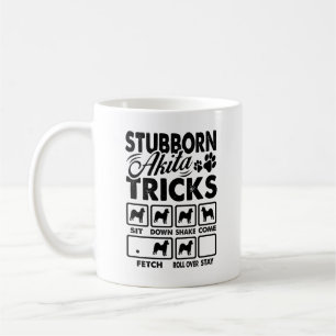 Störrisches Akita betrügt Tasse