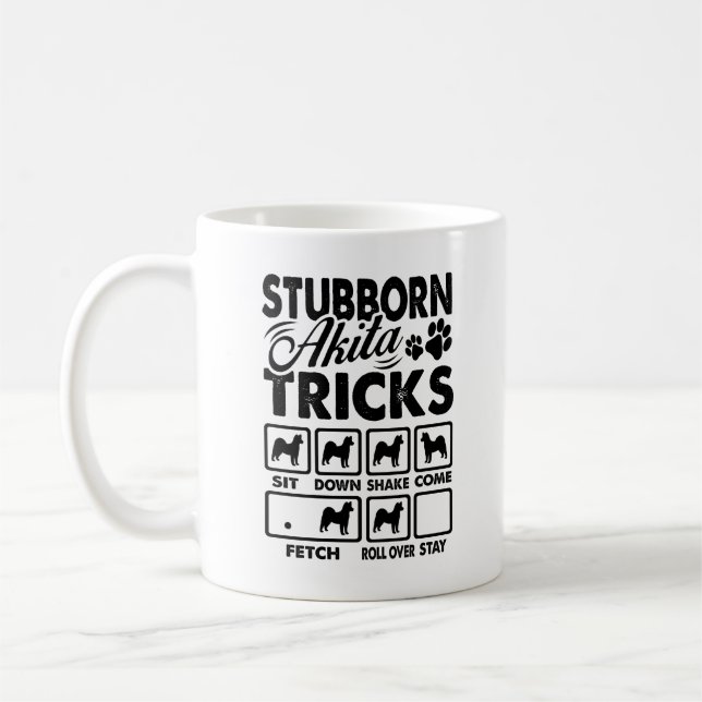Störrisches Akita betrügt Tasse (Links)