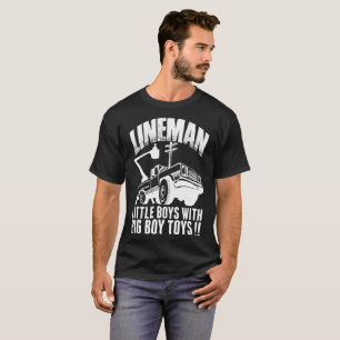 Störungssucher-kleine Jungen mit großem Jungen T-Shirt