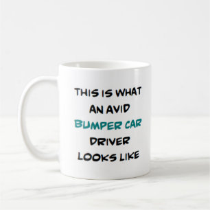Stoßwagenfahrer, begeistert kaffeetasse