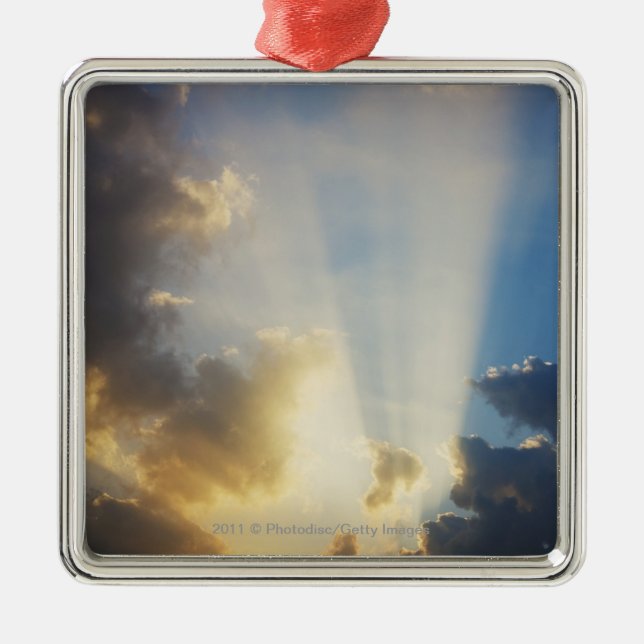 Strahlen des Lichtes glänzend durch die Wolken Ornament Aus Metall (Vorne)