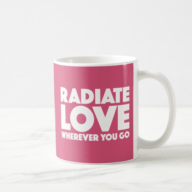 Strahlen Sie Liebe aus, wohin Sie Magenta Kaffeetasse (Rechts)