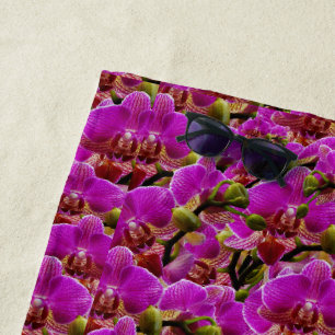 Strahlende Cluster: Die Magenta-Orchideen-Symphoni Strandtuch