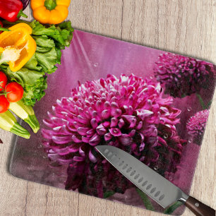 Strahlende rosa Chrysantheme Blumendekoration Schneidebrett