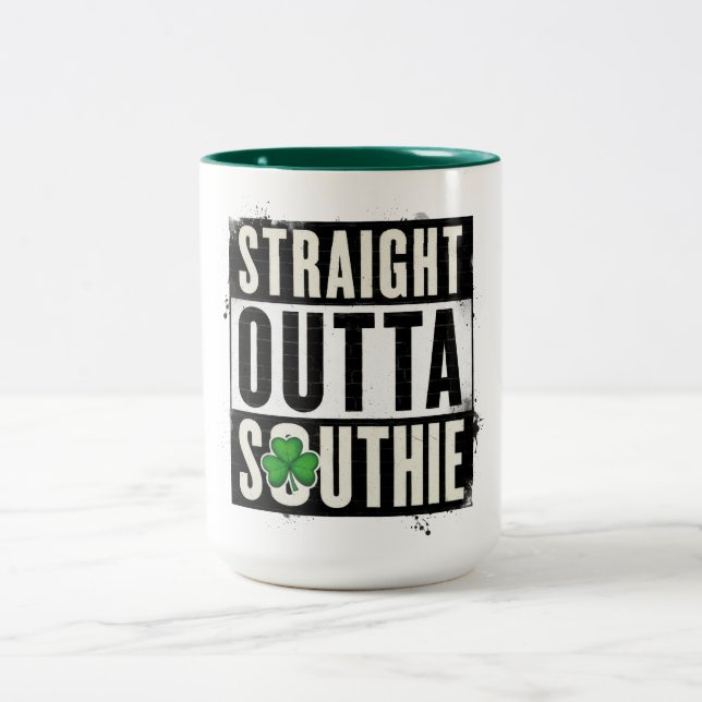 Straight Outta Southie Zweifarbige Tasse (Mittel)