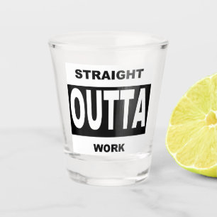 Straight Outta Work Black Funny Spaß Typografie Schnapsglas