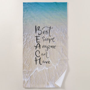 STRAND Akronym-Spaß-Schriftart mit Ozean-Wellen an Strandtuch