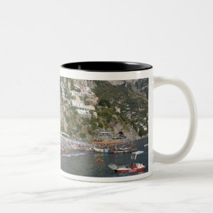 Strand bei Positano, Kampanien, Italien Zweifarbige Tasse