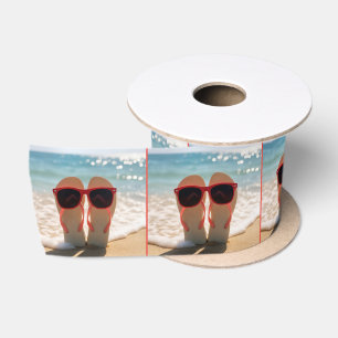 Strand Flip-Flops mit roter Sonnenbrille Satinband