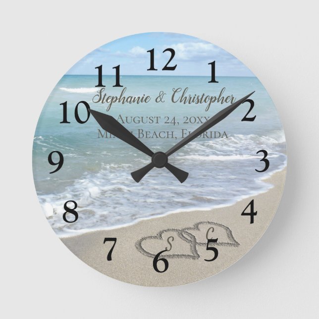 Strand-Hochzeits-Herzen im Sand elegant Runde Wanduhr (Vorderseite)