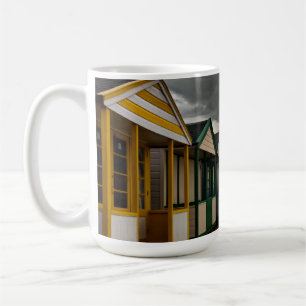 Strand-Hütten in einem Sommer-Sturm   Southwold Kaffeetasse
