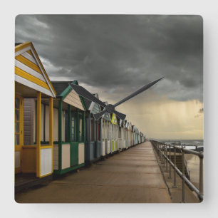 Strand-Hütten in einem Sommer-Sturm Southwold Quadratische Wanduhr