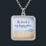 Strand ist mein glücklicher Ort Script CA Ocean La Versilberte Kette<br><div class="desc">"Der Strand ist mein glücklicher Ort." Erinnern Sie sich an den frischen Salzgeruch der Meeresluft. Entspannen Sie sich, atmen und erkunden Sie die Einsamkeit eines leeren kalifornischen Strandes, wenn Sie diese atemberaubende, pastellfarbene Foto-Kette tragen. Diese Halskette ist in kleinen, mittleren und großen Größen sowie in quadratischer und kreisförmiger Form erhältlich....</div>