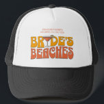 Strand Junggeselinnen-Abschied Groovy Bride's Beac Truckerkappe<br><div class="desc">Lassen Sie sich mit diesem atemberaubenden Junggeselinnen-Abschied personalisierte Produkte in Ihrem Junggeselinnen-Abschied verwöhnen. Ob Sie einen Badeurlaub, einen Mädchenurlaub oder einen Junggeselinnen-Abschied der besten Freunde feiern, diese maßgeschneiderte Strandartikel sind die perfekte Ergänzung zu Ihrem unvergesslichen Aufenthalt. Fügen Sie Ihrem Junggeselinnen-Abschied-Souvenir eine persönliche Touch mit benutzerdefinierten Textoptionen hinzu. Stellen Sie sich...</div>