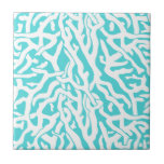 Strand-Korallenriff-Muster-weißes Nautischblau Fliese<br><div class="desc">Dieser hübsche Ozean/Strand-inspiriert, Seemuster wiederholend, sieht wie ein verwickelt-gesponnenes Korallenriff im Weiß auf beachy - blauer Hintergrund aus. Das elegante Korallenriffmuster ist in einem Schablonenblick erfolgt. Die Farbe des Blaus ist von den hellen, klaren tropischen Meeren erinnernd. Dieser einfache, moderne Entwurf ist für ein Küsten-/Strandhausthema perfekt. "Fertigen Sie ihn" besonders...</div>