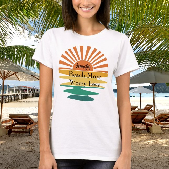 Strand mehr Sorge weniger Zitat Retro Sonnenname T-Shirt (Von Creator hochgeladen)
