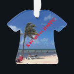 Strand mit Coconut Palm Ornament<br><div class="desc">Die farbenfrohe Jahreszeit auf diesem Holiday Ornament ist ein Originalfoto von ZoeSPEAK eines Strandes in Key West, Florida. Der Himmel ist tief blau mit puffigen weißen Wolken. Die Sonne scheint auf dem warmen, gelben Sand und ein Steg erstreckt sich entlang des Horizonts des blauen Wassers des Ozeans. Eine einsame Kokospalme...</div>
