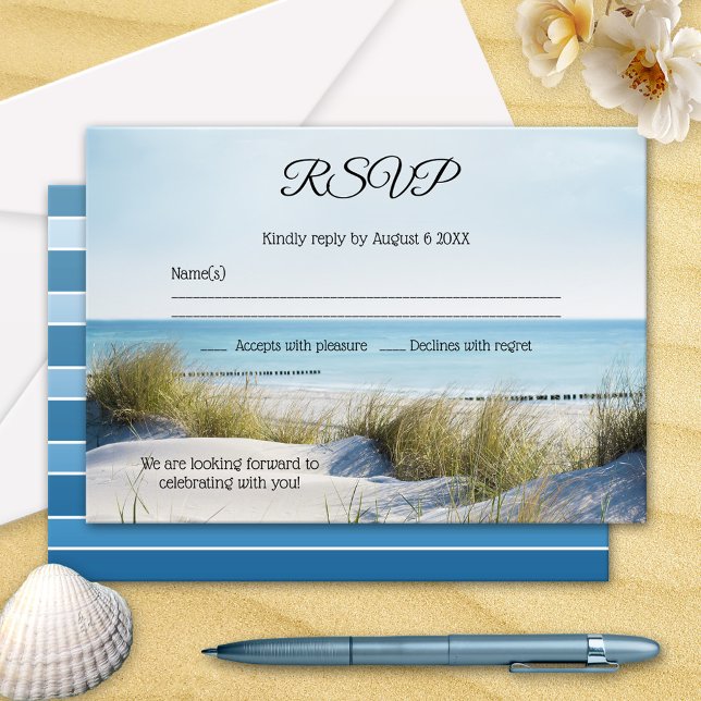 Strand mit Dunes Wedding RSVP Einladung (Beach or destination wedding RSVP invitation card with an image of dunes overlooking a beach)