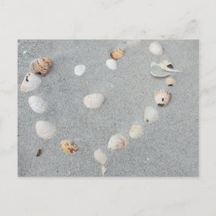 Strand mit Herz aus Muscheln gemacht. Postkarte