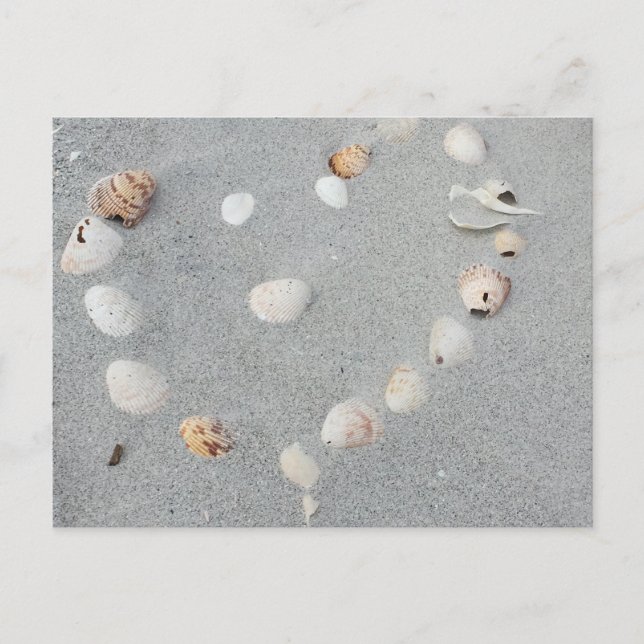 Strand mit Herz aus Muscheln gemacht. Postkarte (Vorderseite)