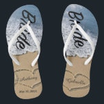 Strand mit Herz in sandiger Braut Hochzeitskippen Flip Flops<br><div class="desc">Liebe liegt in der Luft! Holen Sie sich diese tollen Flip Flops für sich selbst oder sie machen auch ein tolles Geschenk. Sie haben das Wort "Braut", das sie in einem Skript-Schriftart herunterführt. Es gibt eine Strandszene mit handgezeichneten Herzen im Sand. Personalisieren Sie mit Ihrem Mann und Ihrem Mann. Yo0u...</div>