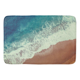 Strand mit Meerwasser und Badestrand im Sommer Badematte