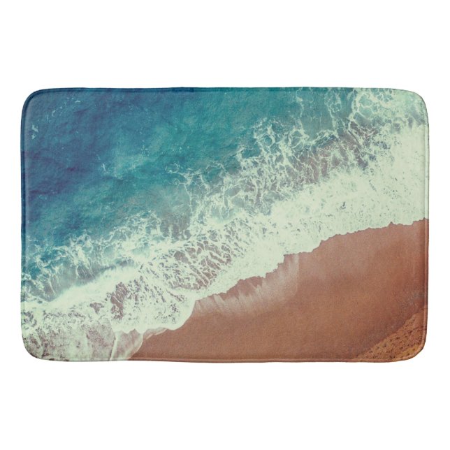 Strand mit Meerwasser und Badestrand im Sommer Badematte (Vorderseite)