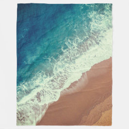 Strand mit Meerwasser und Badestrand im Sommer Fleecedecke