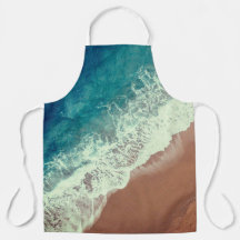 Strand mit Meerwasser und Badestrand im Sommer