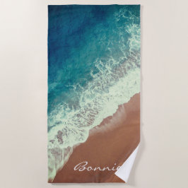Strand mit Meerwasser und Badewellen im Sommer Strandtuch