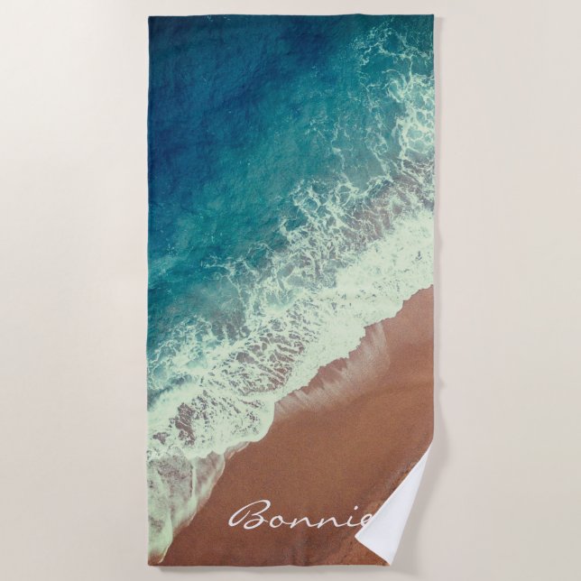 Strand mit Meerwasser und Badewellen im Sommer Strandtuch (Vorderseite)