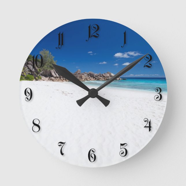 Strand mit weißem Sand Runde Wanduhr (Vorderseite)