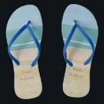 Strand-Ozean-Sand-Braut-Hochzeit drehen Reinfälle Flip Flops<br><div class="desc">Diese setzen Szene umdrehen Reinfälle sind bereit zur Braut an ihrem Hochzeitstag auf den Strand. Sie kennzeichnen eine hübsche Malerei des Sandes,  des Ozeans und des Himmels,  und jeder Schuh hat einen Placeholder für das Hochzeitsdatum.</div>