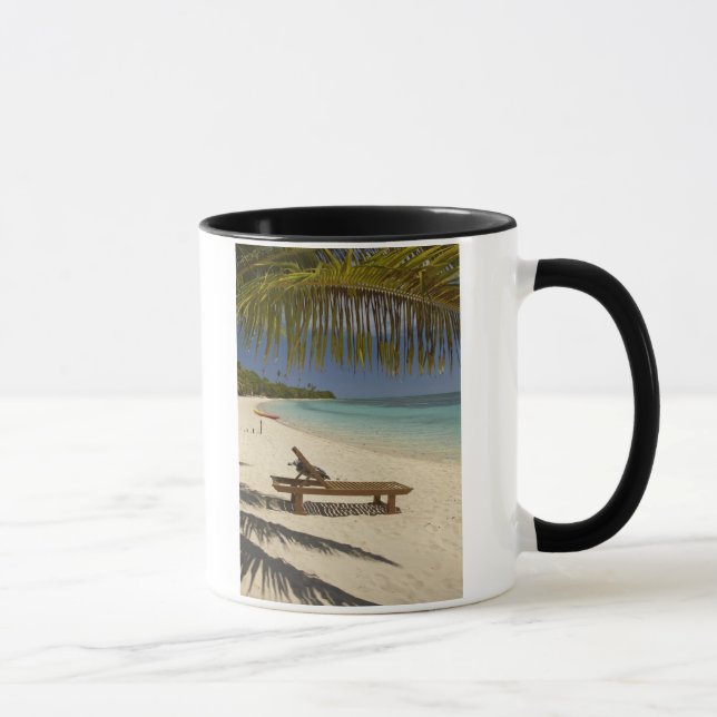 Strand, Palmen und Liegestühle Tasse (Rechts)