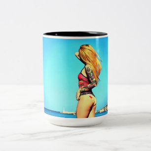 Strand-Pin-up-Girl 3 Zweifarbige Tasse