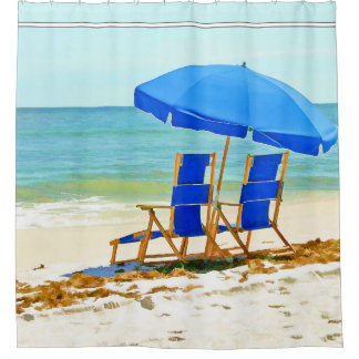 Strand, Regenschirm und Stühle Duschvorhang