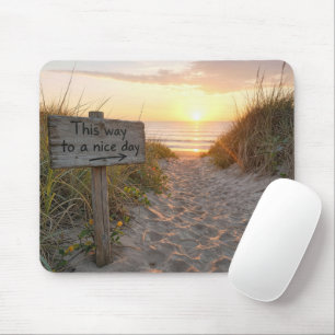 Strand Schild bei Sonnenaufgang Mousepad