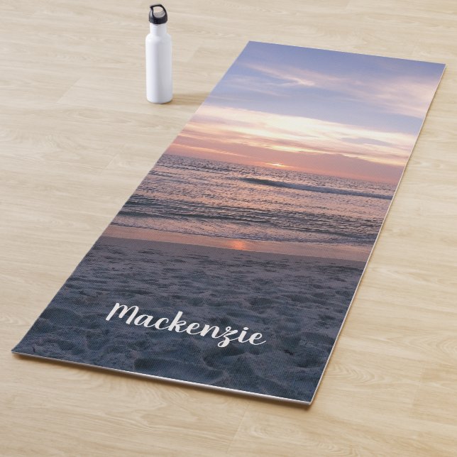 Strand-Sonnenuntergang mit Namen Yogamatte (Beispiel)