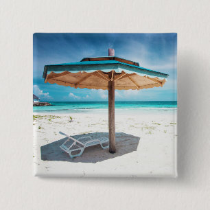 Strand-Stuhl und silberner Sand-Strand des Button