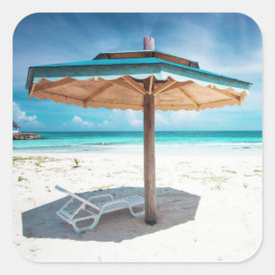 Strand-Stuhl und silberner Sand-Strand des Quadratischer Aufkleber