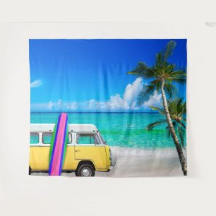 Strand-Szene mit Gelben Van und rosa Surfboard Wandteppich